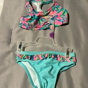 12 M girls 2 piece swimsuit UPF 50+ height 28-29.5” 19.5-22lbs Wonder Nation